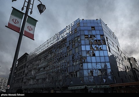 ईरान की राजधानी तेहरान में बमबारी के बाद आसमान में उठता काला धुआं।