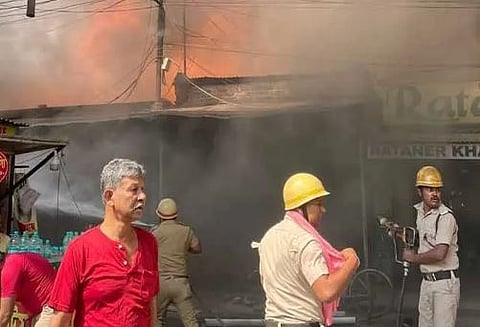 A massive fire broke out in Kathgodam near Madhyamgram station.