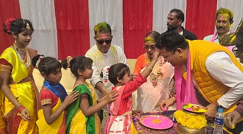 होली के मौके पर बच्चों से गुलाल लगवाते विधायक