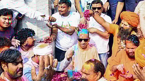 उत्तर प्रदेश के मुख्यमंत्री योगी आदित्यनाथ ने गोरखपुर मंदिर में साधु-संतों और अपने समर्थकों के साथ होली खेली।