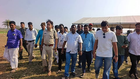 सांसद बापी हालदार गोपीनाथपुर मैदान का निरीक्षण करते हुए 