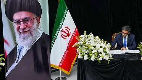 नई दिल्ली स्थित ईरान दूतावास जाकर विदेश सचिव विक्रम मिसरी ने भारत की तरफ से शोक संवेदना लिखी।