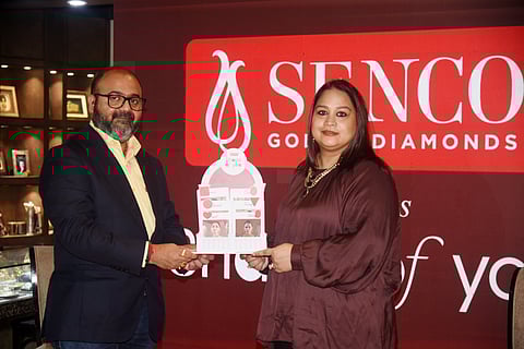 Senco Gold & Diamonds का AI ऐप ‘Shape of You’ को लॉन्च करते कंपनी के एमडी और सीईओ Suvankar Sen और निदेशक व हेड ऑफ मार्केटिंग एंड डिजाइन Joita Sen