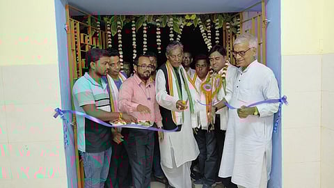 विधायक समीर जाना स्वास्थ्य केंद्र के नव-नवीनीकृत भवन का उद्घाटन करते हुए 