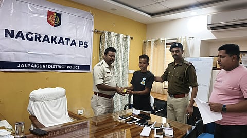 नागराकाटा थाने में मोबाइल फोन उनके मालिकों को सौंपते पुलिस अधिकारी
