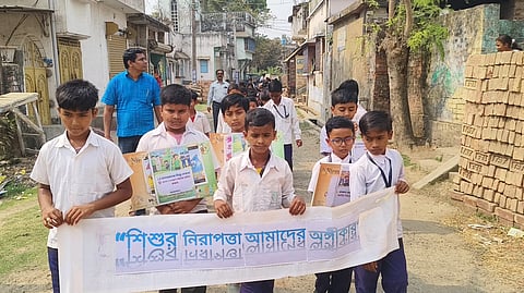 बच्चा चोरों के खिलाफ रैली में शामिल स्कूली बच्चे 