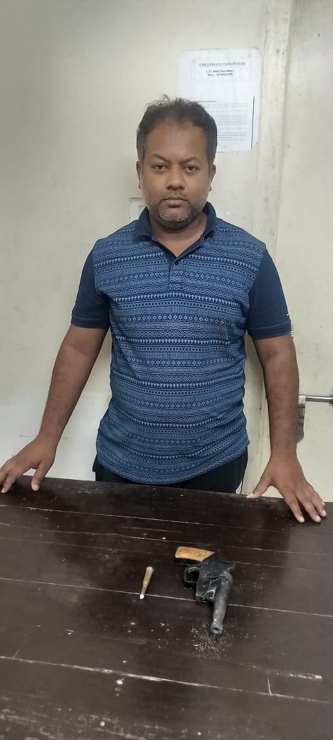 गिरफ्तार अभियुक्त अमित दे के पास से बरामद हथियार