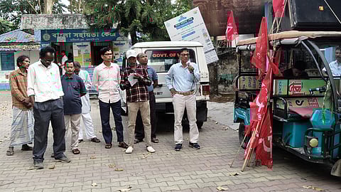 प्रदर्शन करते प्रदर्शनकारी