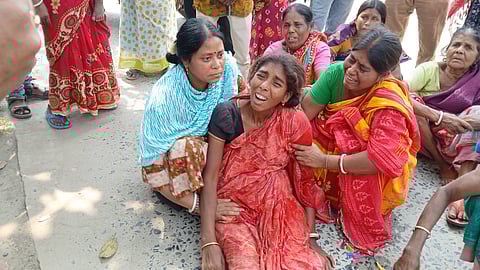 घटनास्थल पर बिलखती महिला
