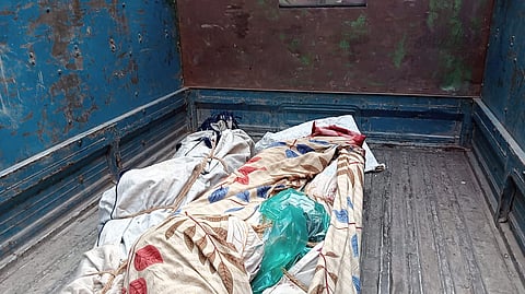 मां-बेटे के शवों को उद्धार कर ले जाती हुई पुलिस