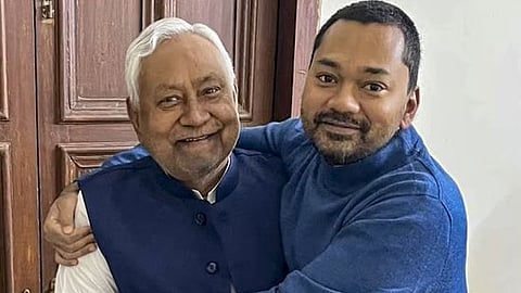 बेटे निशांत के साथ CM नीतीश कुमार