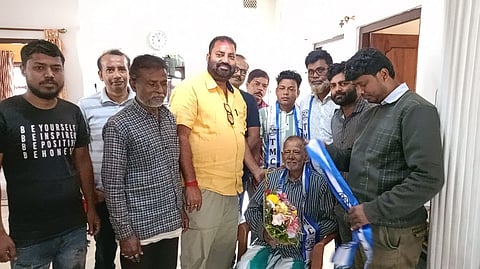 युवा वाइस प्रेसिडेंट फतेबुल रहमान , दासपाड़ा ग्राम पंचायत के डिप्टी चीफ जिल्लुर रहमान व अन्य
