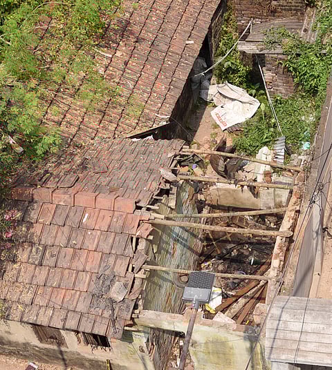 शनिवार की सुबह विस्फोटके उड़ी क्लब की छत