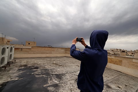 तेहरान पर ‘काली बारिश’: तेल डिपो पर इजरायली हमलों के बाद जहरीले धुएं से ढका आसमान