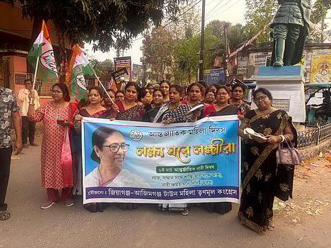 मूल्य वृद्धि के खिलाफ प्रदर्शन करतीं महिलाएं