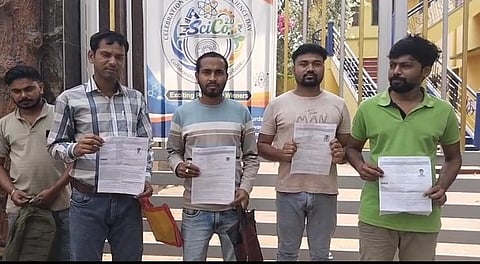 अपना एडमिट कार्ड दिखाते परीक्षार्थी 