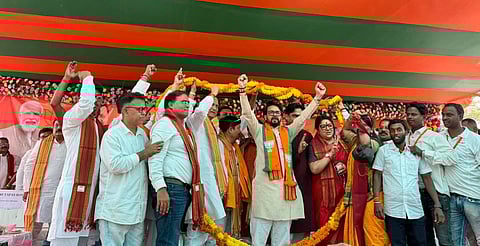 नैहाटी विधानसभा क्षेत्र में आयोजित एक विशाल जनसभा को संबोधित करते हुए पूर्व केंद्रीय मंत्री एवं सांसद अनुराग सिंह ठाकुर, लॉकेट चटर्जी व अन्य