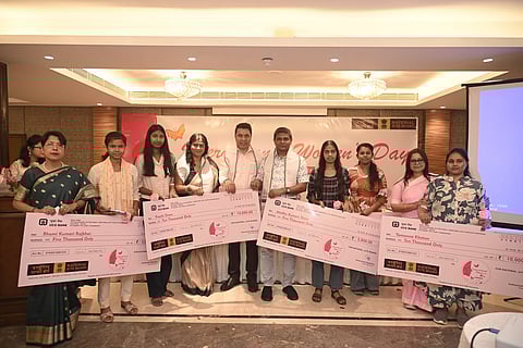 एनजेबी के सचिव एवं मुख्य कार्यकारी अधिकारी शशिभूषण सिंह छात्राओं को स्कूलर श‌िप का चेक प्रदान करते हुए, साथ में सौसुमी पांडेय  व अन्य 