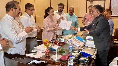 राज्यसभा सदस्य निर्वाचित पांच उम्मीदवारों को विजय प्रमाणपत्र मिले