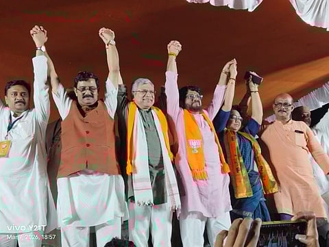 केंद्रीय रेल मंत्री अश्विनी वैष्णव साथ में है राहुल सिन्हा व अन्य 