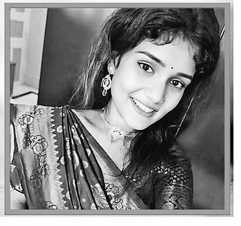 व्हाट्सऐप पर भेजा गया डेथ सर्टिफिकेट, अस्पताल ले जाते समय युवती की मौत

