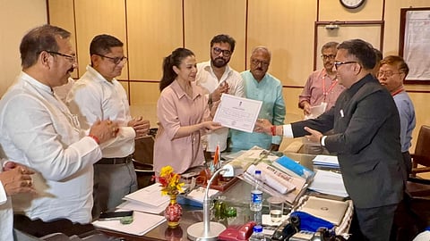 बंगाल से राज्यसभा के लिए पांचों उम्मीदवारों ने निर्विरोध जीत हासिल कर ली है। इनमें चार सीटों पर तृणमूल से राजीव कुमार, मेनका गुरुस्वामी, बाबुल सुप्रियो तथा कोयल मल्लिक हैं। सोमवार को इन्हें विधानसभा में जीत का सर्टिफिकेट सौंपा गया। हालांकि मेनका गुरुस्वामी के उपस्थित नहीं होने के कारण उनका सर्टिफिकेट मंत्री अरूप विश्वास ने लिया है