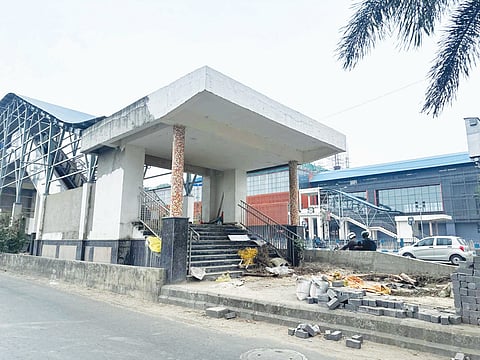 बेलेघाटा मेट्रो स्टेशन पर फुट ओवर ब्रिज निर्माण में देरी, यात्रियों की सुरक्षा को लेकर चिंता

