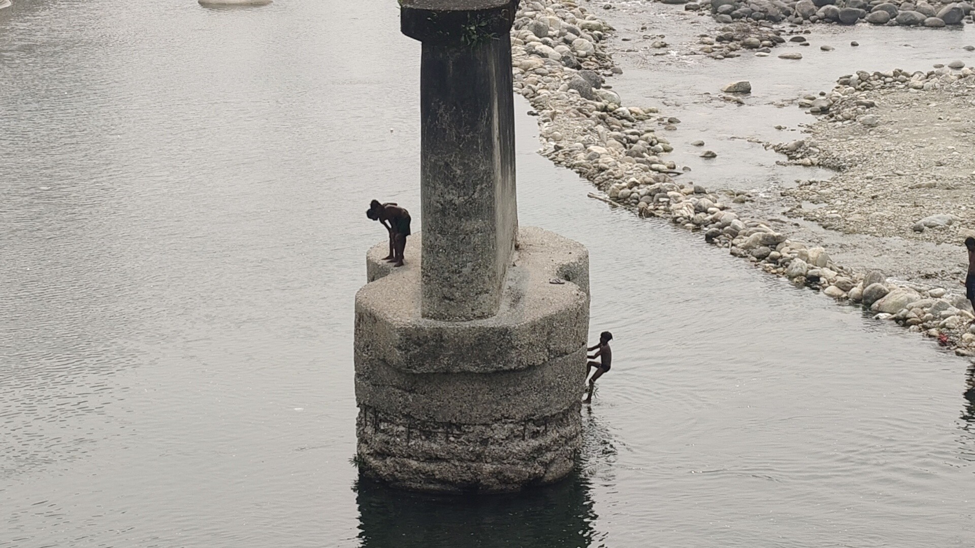 जलढाका नदी में जोखिम भरा स्नान करते लोग

