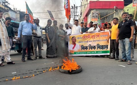 टायर जाकर प्रदर्शन करते भाजपा समर्थक


