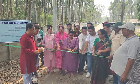 शिलान्यास पर उपस्थित सभाधिपति स्निग्धा साईबो व अन्य