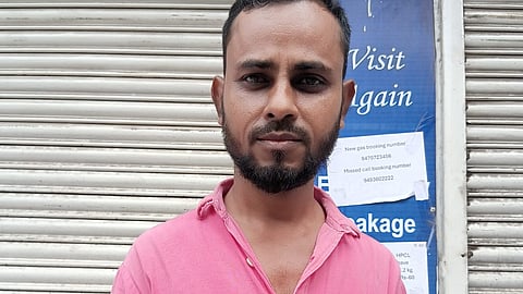 रसोई गैस सिलिंडर डिलिवरी का संदेश दिखाते वंचित उपभोक्ता