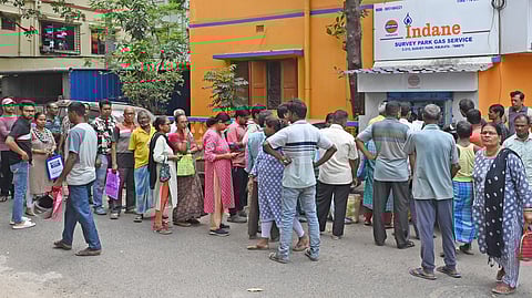सर्वे पार्क इलाके के एक गैस एजेंसी  कार्यालय के बाहर लगीं लंबी कतारें