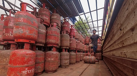 सिलेंडरों की कीमतों में वृद्धि की आंच सरकारी संस्थानों तक भी पहुंचा