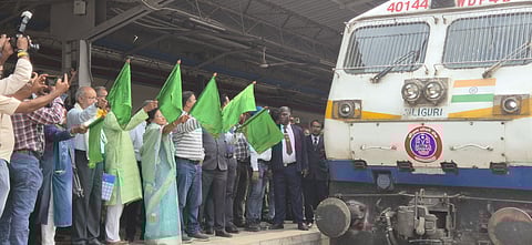 विधायक शिखा चटर्जी जलपाईगुड़ी टाउन स्टेशन पर ट्रेन को हरी झंडी दिखाते हुए
