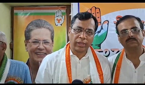 एआईसीसी के पश्चिम बंगाल पर्यवेक्षक प्रकाश जोशी वक्तव्य  रखते हुए साथ में हैं कई अन्य नेता