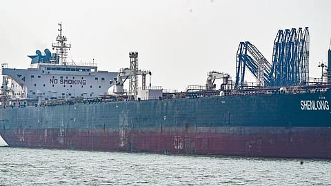 हॉर्मुज़ से मुंबई पहुंचा पहला तेल टैंकर, 1.35 लाख टन क्रूड उतारा