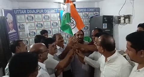 तृणमूल का झंडा थामे तृणमूल जिला सभापति कन्हैया लाल अग्रवाल व अन्य

