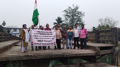 प्रदर्शन करते कांग्रेस समर्थक

