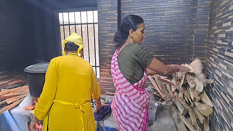 चूल्हे में खाना बनाती महिलाएं
