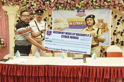 विधाननगर पुलिस कमिश्नरेट एयरपोर्ट जोन की डिप्टी कमिश्नर  ऐश्वर्या सागर  चेक सौंपती हुई