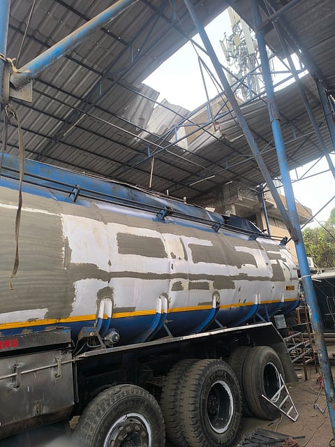 बजबज के इसी गैरेज में वेल्डिंग के दौरान विस्फोट हुई थी