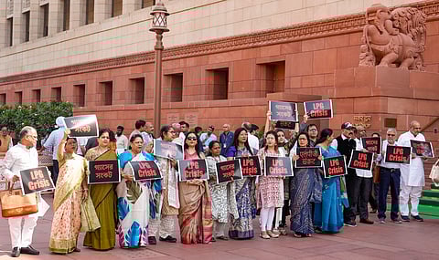 एलपीजी मुद्दे पर तृणमूल और बाकी पार्टियों के सांसदों ने संसद परिसर में प्रदर्शन किया।