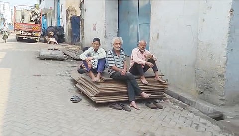 कॉमर्शियल गैस की कमी से बजरंगबली मार्केट में ठप पड़ा लोहा कारोबार

