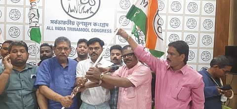 रूपक पांजा को तृणमूल में शामिल करवाते तृणमूल विधायक नरेंद्रनाथ चक्रवर्ती 