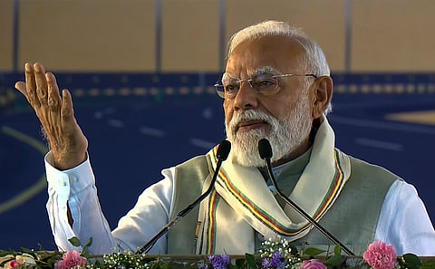 असम के सिलचर में बोलते पीएम मोदी।