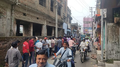 गैस डीलर की दुकान के सामने कतार में खड़े लोग
