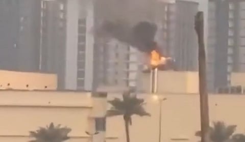 अमेरिकी दूतावास से आग और धुआं उठता हुआ।