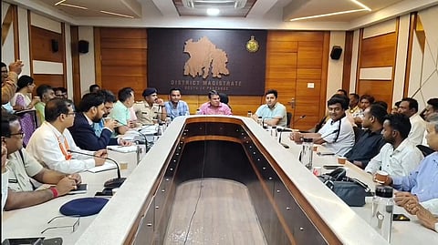 डीएम अरविंद कुमार मीणा बैठक को संबोधित करते हुए, साथ में हैं कई अन्य अधिकारी 