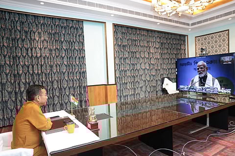 वीडियो कॉन्फ्रेंस के माध्यम से प्रधानमंत्री से जुड़ते मुख्यमंत्री प्रेम सिंह तामांग
