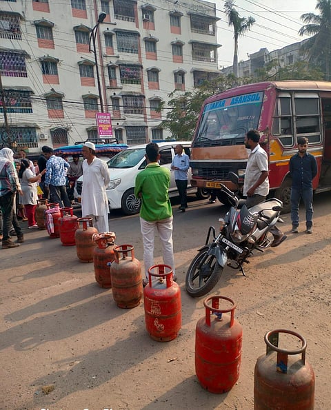 गैस सिलेंडर के लिए उपभोक्ताओं ने सड़क जाम कर किया प्रदर्शन